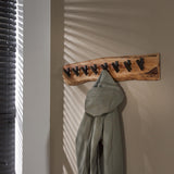 Garderobe Levi DH Interior Akazie LxBxH 92x21x15 Akazienholz Stimmungsvolles Foto in der Situation