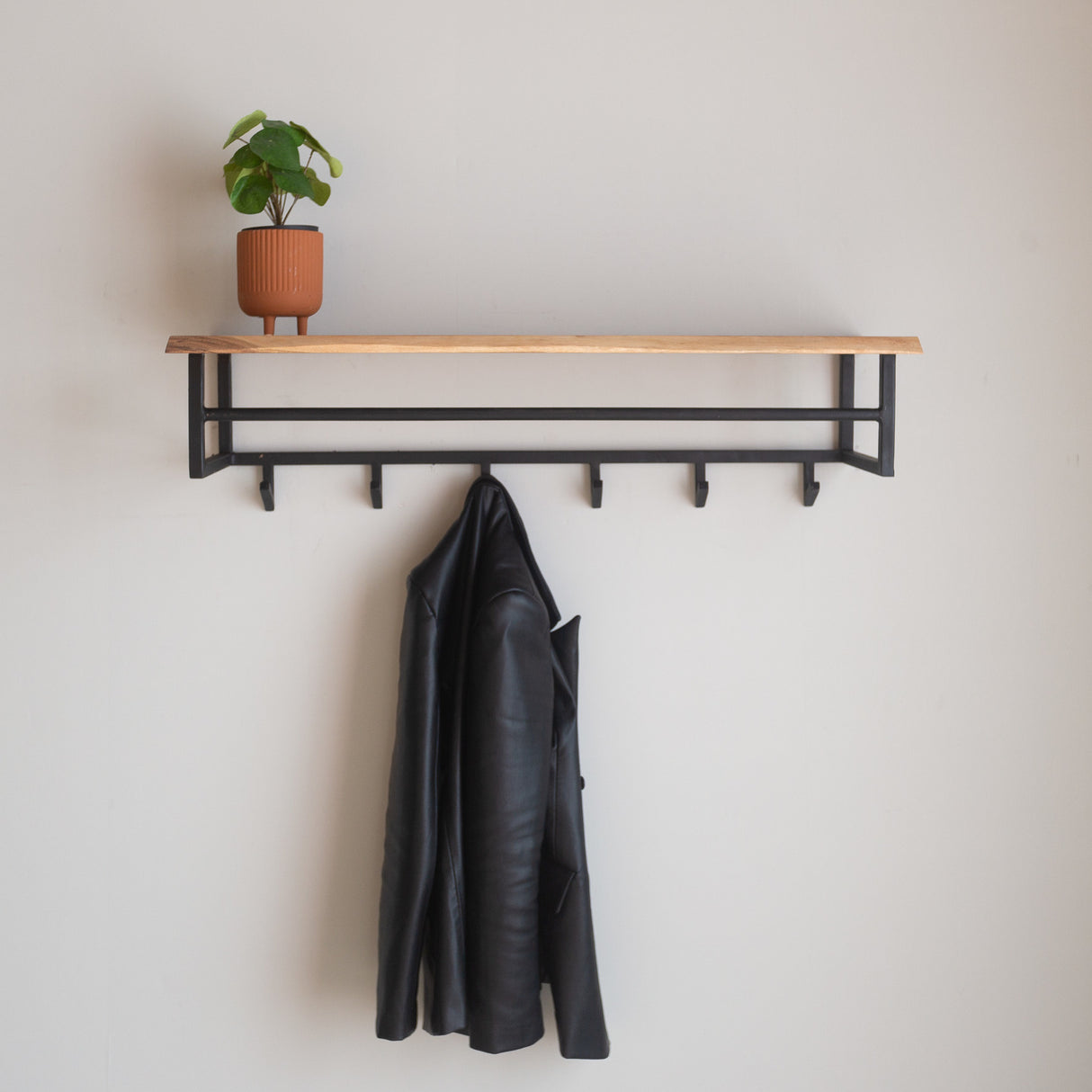Garderobe Niels DH Interior Akazie LxBxH 102x37x30 Akazienholz Stimmungsvolles Foto Vorderansicht