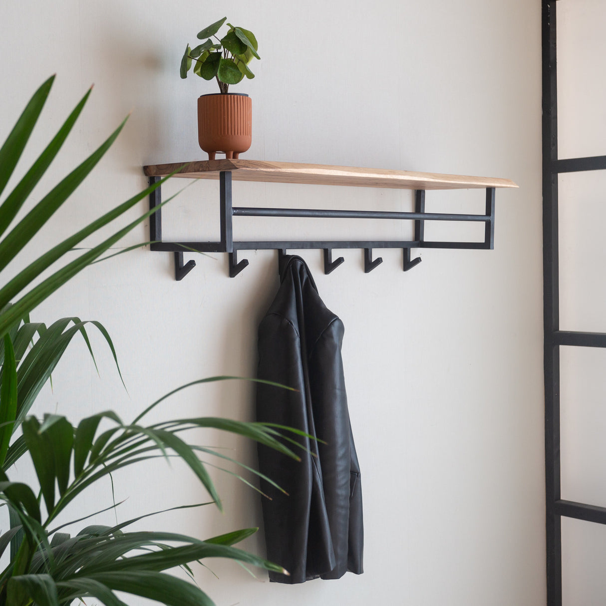 Garderobe Niels DH Interior Akazie LxBxH 102x37x30 Akazienholz Stimmungsvolles Foto diagonale Vorderansicht