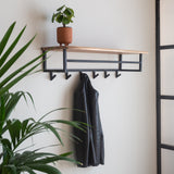 Garderobe Niels DH Interior Akazie LxBxH 102x37x30 Akazienholz Stimmungsvolles Foto diagonale Vorderansicht