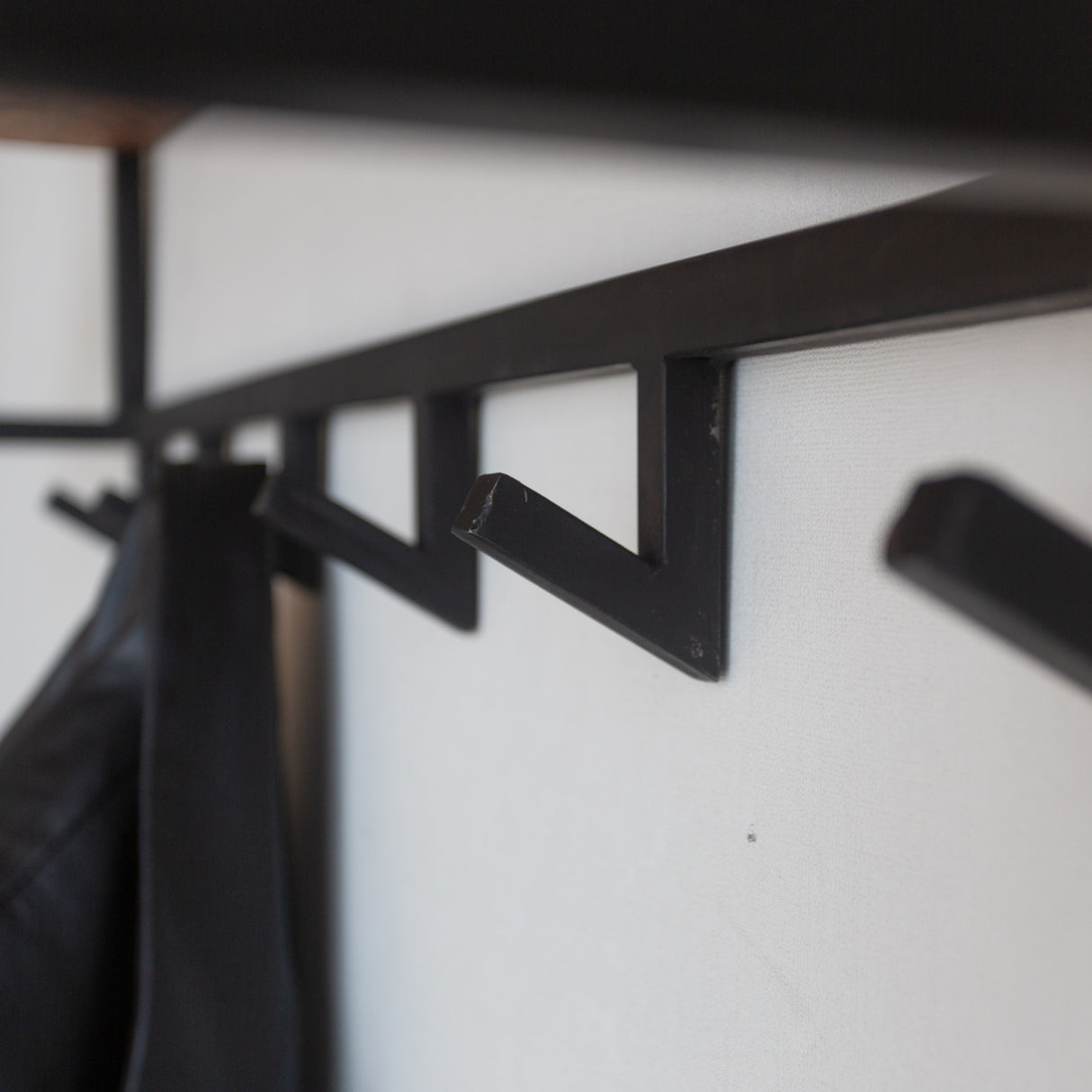 Garderobe Niels DH Interior Akazie LxBxH 102x37x30 Akazienholz Atmosphäre Foto anders