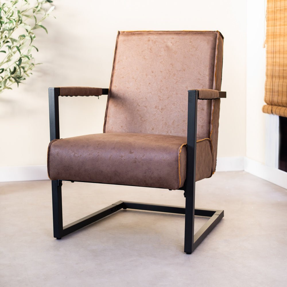 Sessel Tiger Dimehouse Taupe LxBxH 69x58x49 Öko-Leder Stimmungsvolles Foto diagonale Vorderansicht