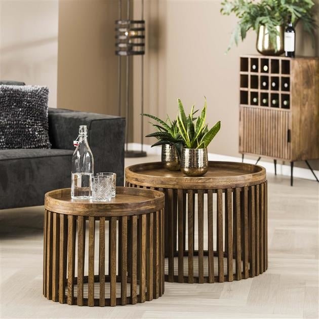 Couchtisch Tory DH Interior Mango LxBxH 70x70x45 Mangoholz Stimmungsvolles Foto diagonal von vorne