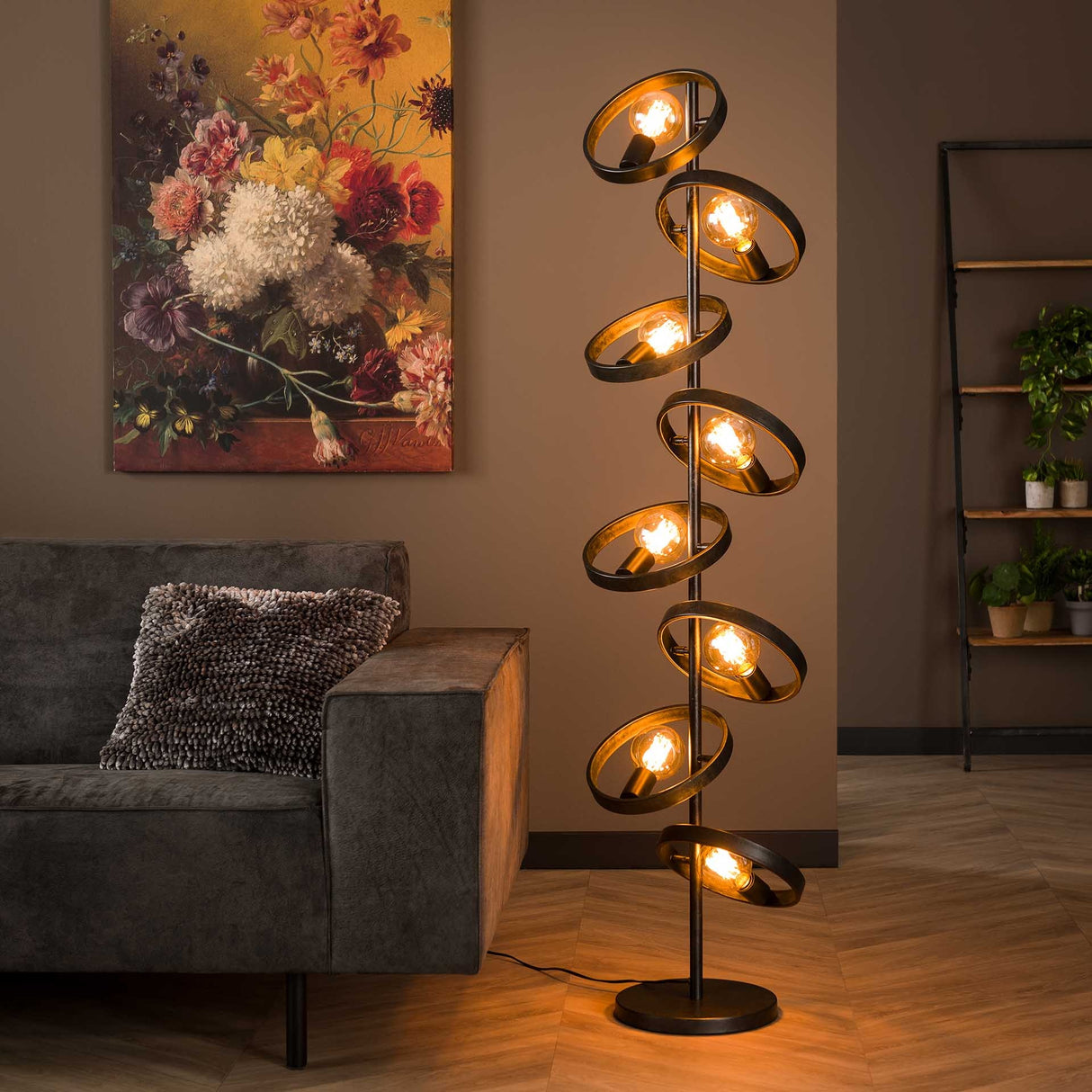 Stehlampe Otan DH Interior Anthrazit LxBxH 153x44x18 Metall Stimmungsvolles Foto diagonale Vorderansicht