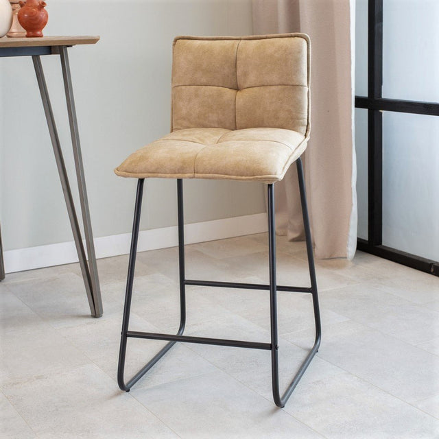 Barhocker Jelle Dimehouse Champagner LxBxH 63x56x49 Mikrofaser Stimmungsvolles Foto diagonal von vorne
