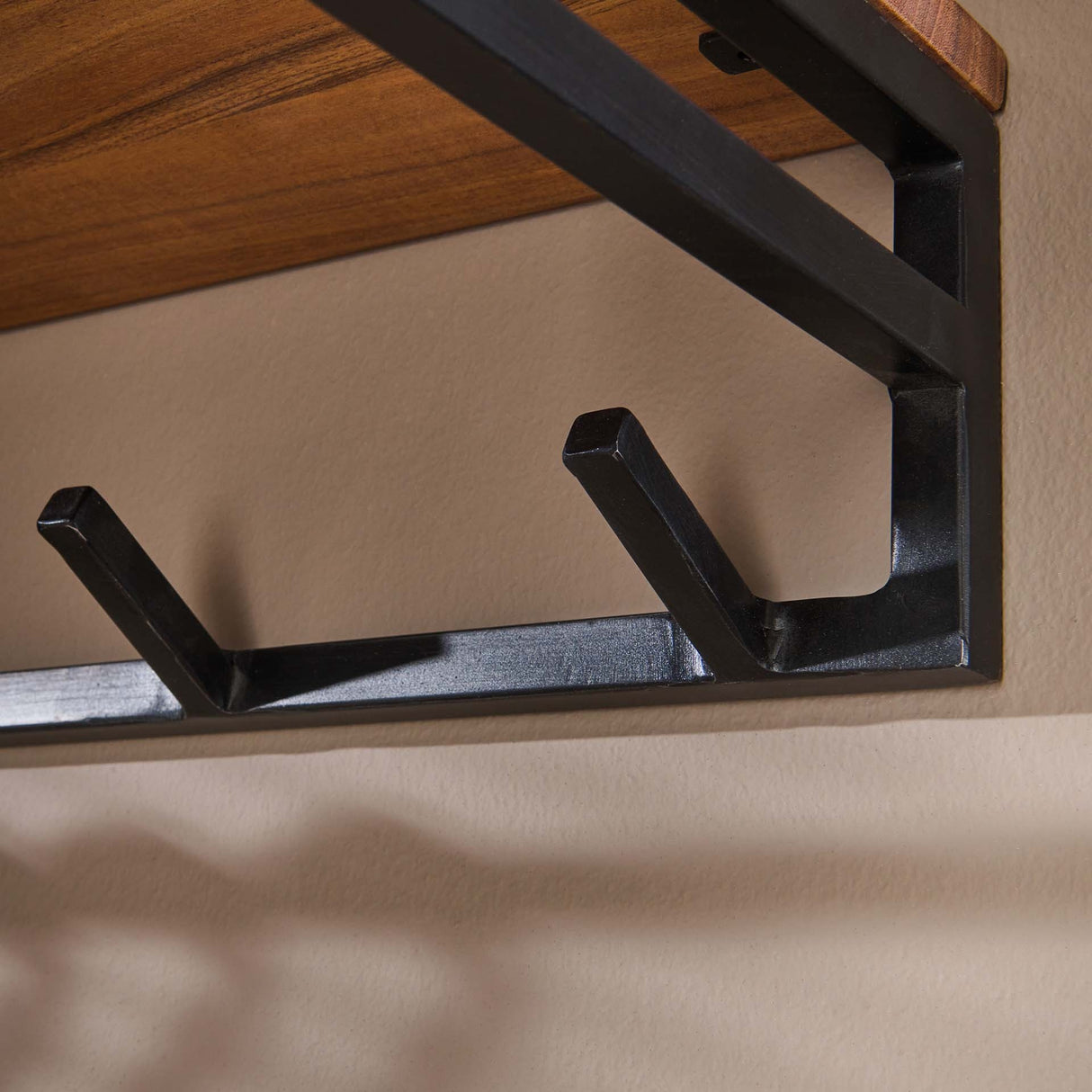 Garderobenständer Henry DH Interior Akazie LxBxH 106x42x22 Akazienholz Stimmungsvoller Fotoausschnitt