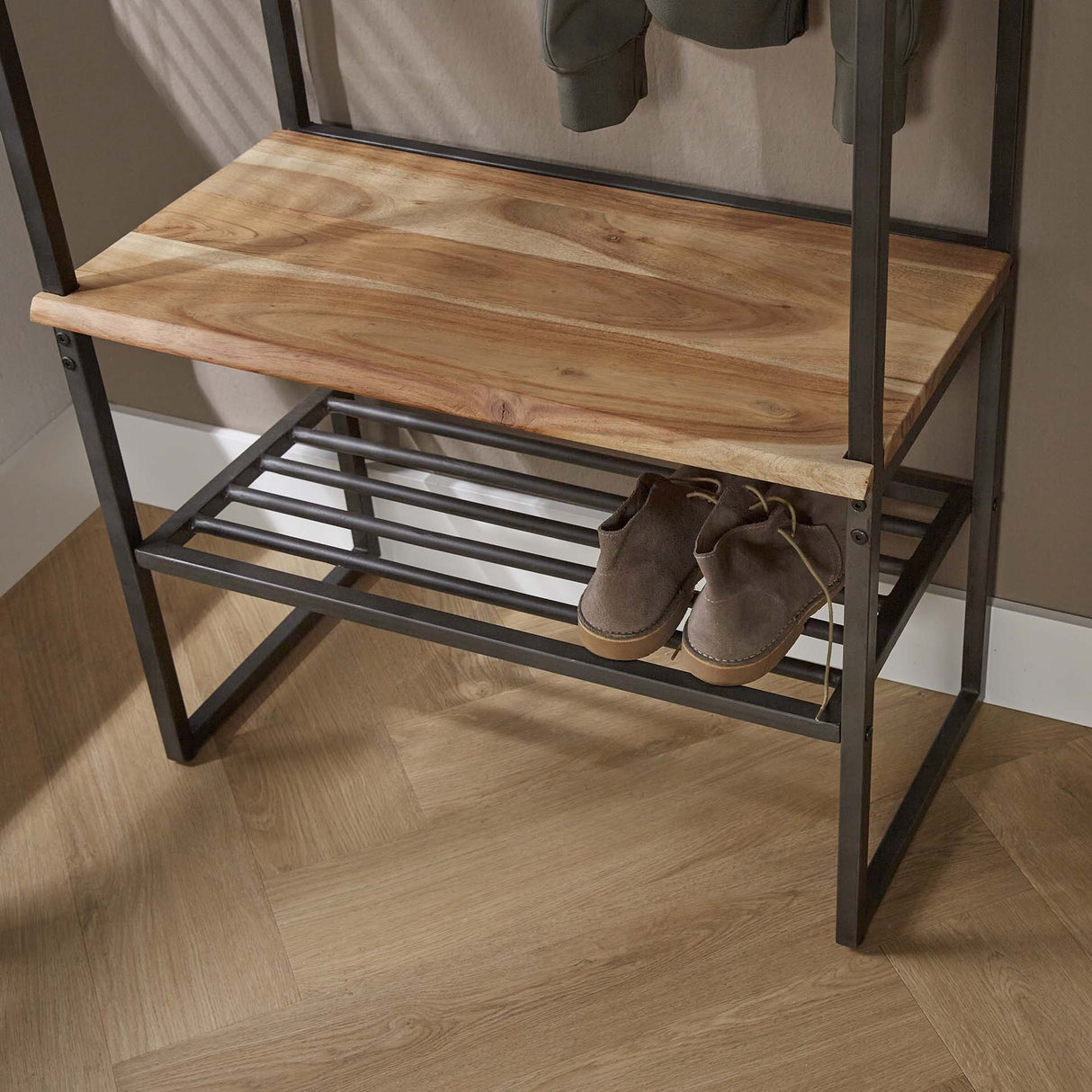 Garderobenständer Karl DH Interior Akazie LxBxH 182x70x35 Akazienholz Stimmungsvoller Fotoausschnitt