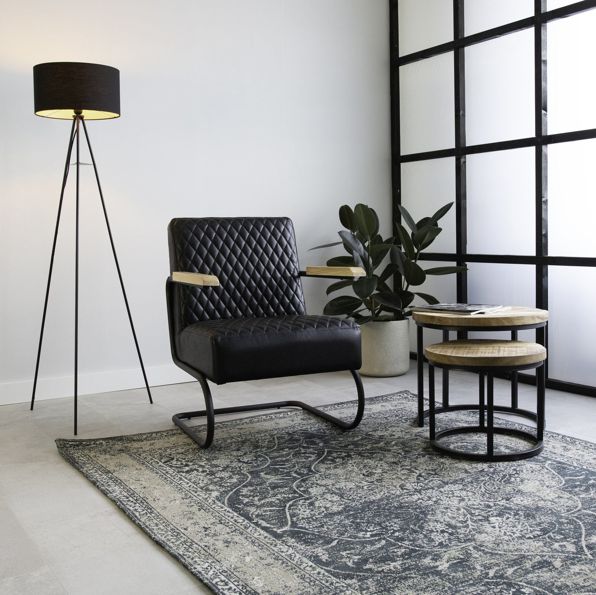Sessel Lars Dimehouse Schwarz LxBxH 68x64x39 Kunstleder Stimmungsvolles Foto in der Situation