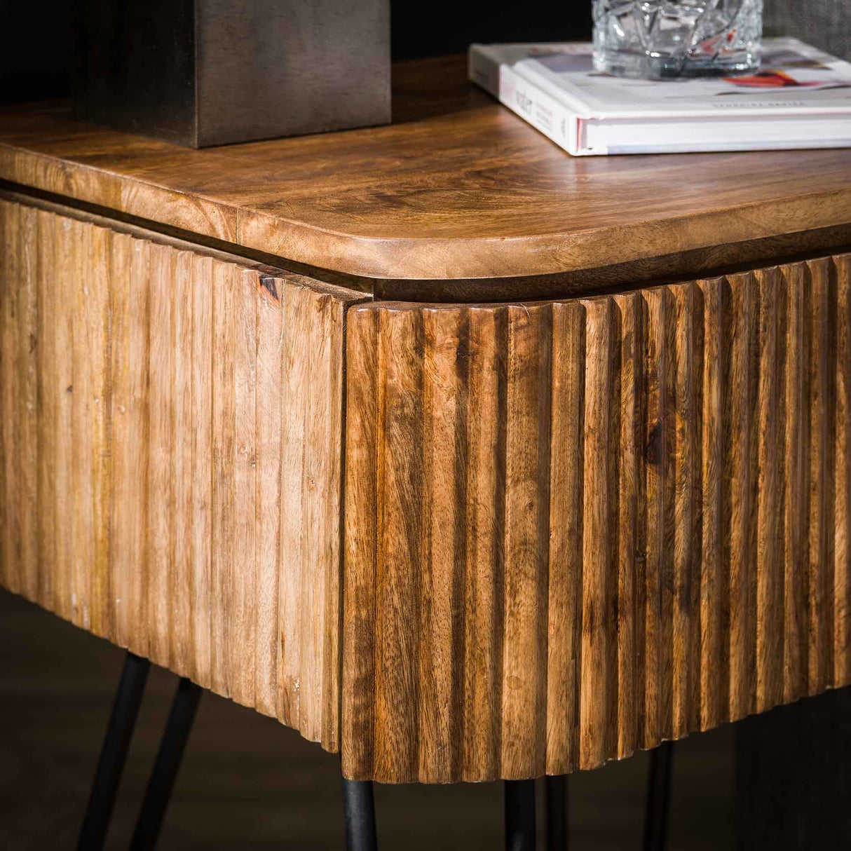 Nachttisch Maria DH Interior Mango LxBxH 51x46x28 Mangoholz Stimmungsvoller Fotoausschnitt