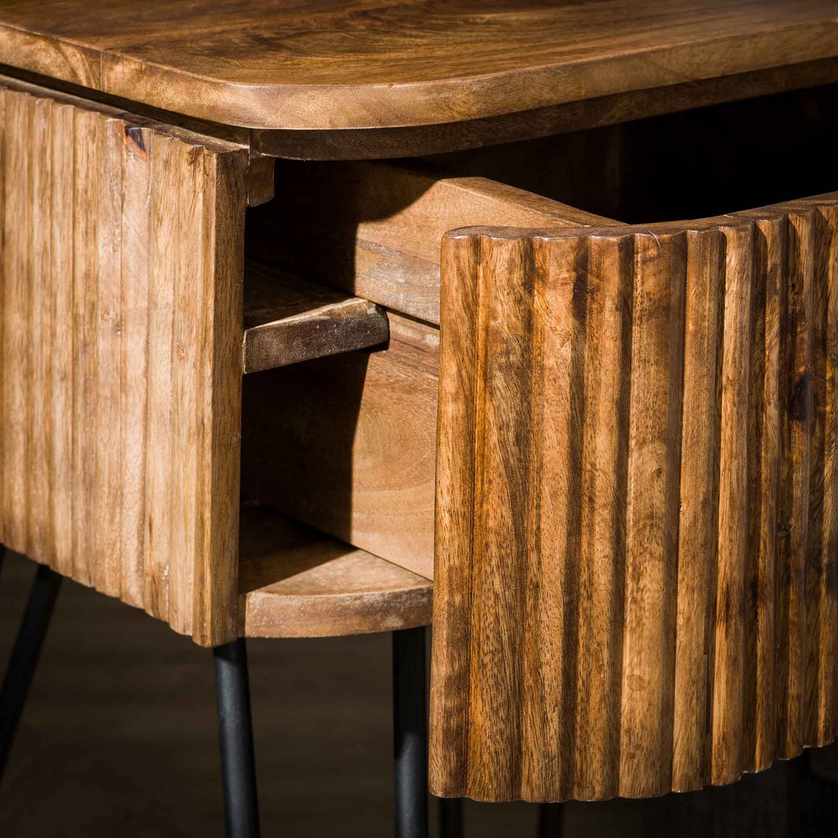Nachttisch Maria DH Interior Mango LxBxH 51x46x28 Mangoholz Stimmungsvoller Fotoausschnitt