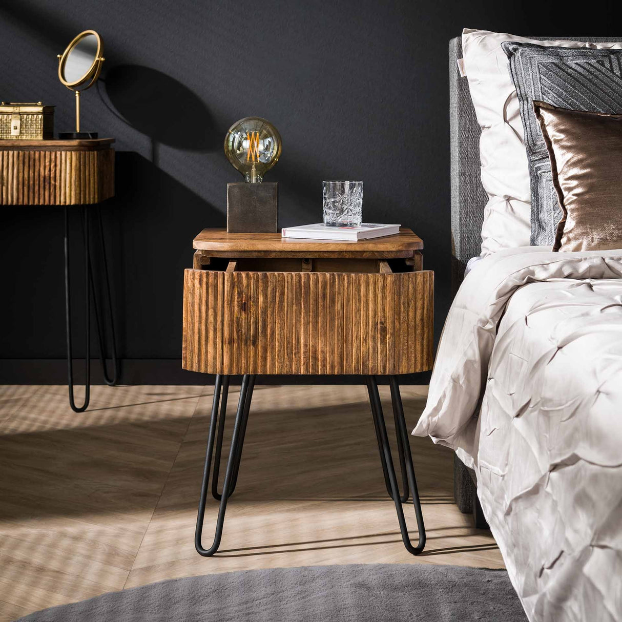 Nachttisch Maria DH Interior Mango LxBxH 51x46x28 Mangoholz Stimmungsvolles Foto von vorne