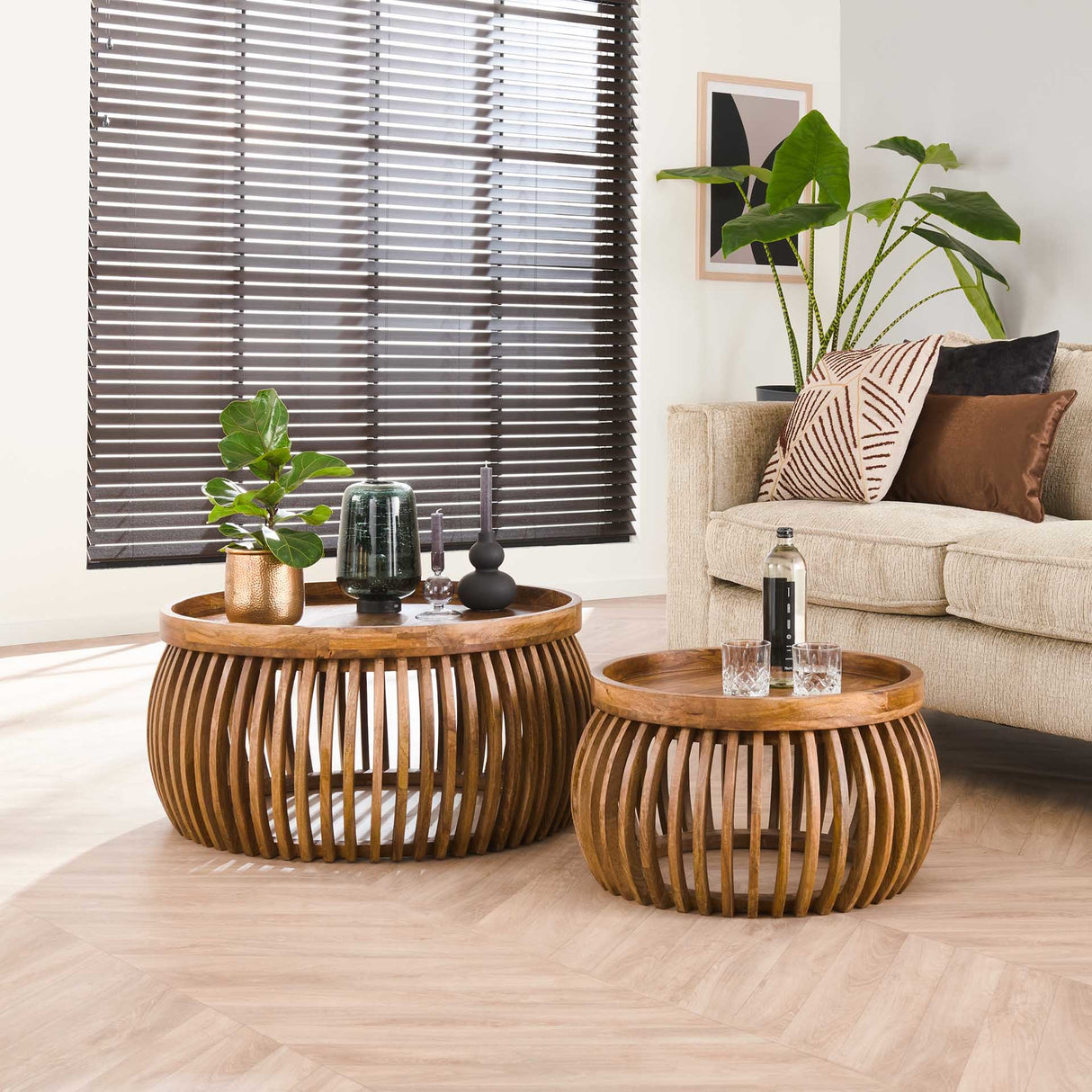 Couchtisch Hans DH Interior Mango LxBxH 88x88x45 Mangoholz Stimmungsvolles Foto diagonal von vorne