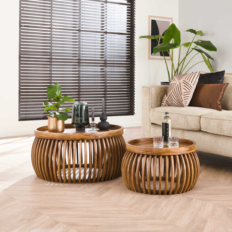 Couchtisch Hans DH Interior Mango LxBxH 88x88x45 Mangoholz Stimmungsvolles Foto diagonal von vorne