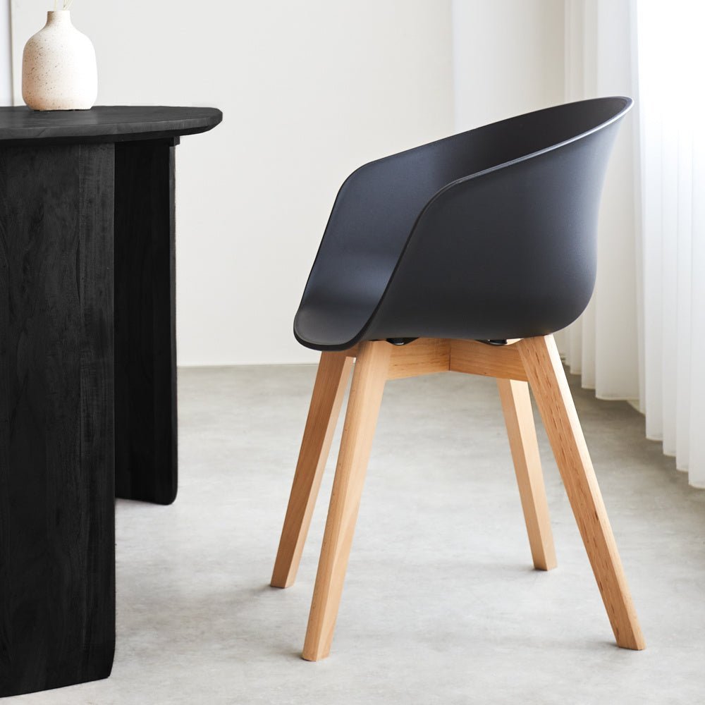 Esszimmerstuhl Herning Dimehouse Schwarz LxBxH 68x60x51 Kunststoff Stimmungsfoto Seitenansicht