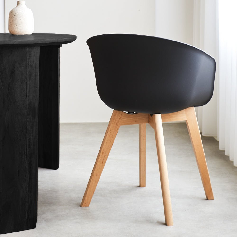 Esszimmerstuhl Herning Dimehouse Schwarz LxBxH 68x60x51 Kunststoff Stimmungsfoto leicht von hinten