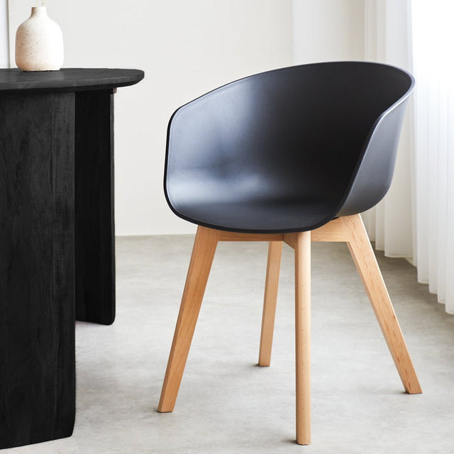 Esszimmerstuhl Herning Dimehouse Schwarz LxBxH 68x60x51 Kunststoff Stimmungsfoto leicht von vorne