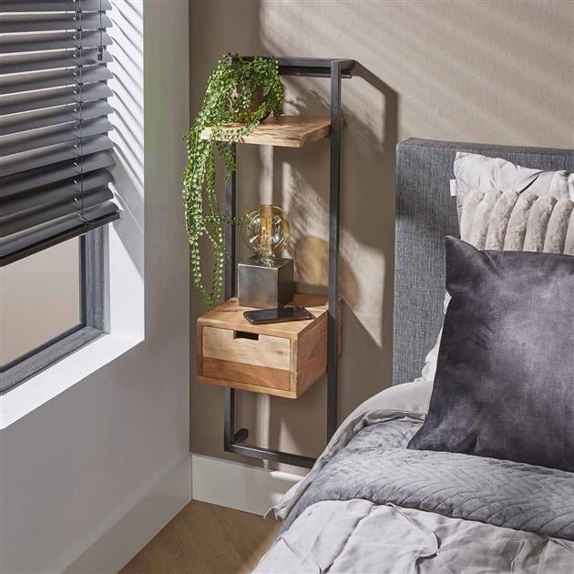 Nachttisch Naomi DH Interior Akazie LxBxH 103x35x20 Akazienholz Stimmungsvolles Foto diagonale Vorderansicht