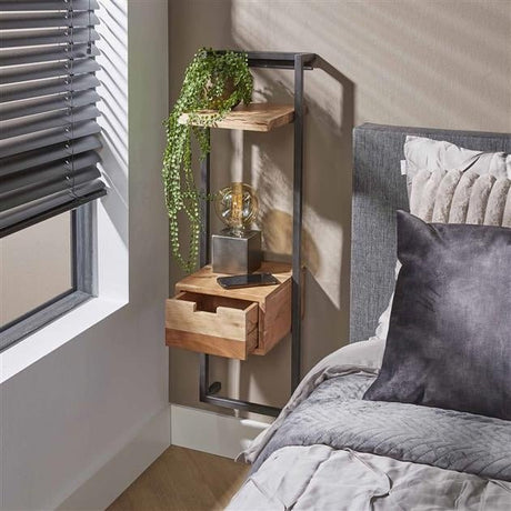 Nachttisch Naomi DH Interior Akazie LxBxH 103x35x20 Akazienholz Stimmungsvolles Foto diagonale Vorderansicht