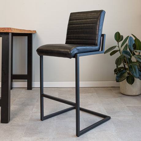 Barhocker Kuba Dimehouse Schwarz LxBxH 93x58x53 Kunstleder Stimmungsvolles Foto diagonal von vorne