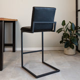 Barhocker Kuba Dimehouse Schwarz LxBxH 93x58x53 Kunstleder Stimmungsvolle Fotodiagonale Rückansicht