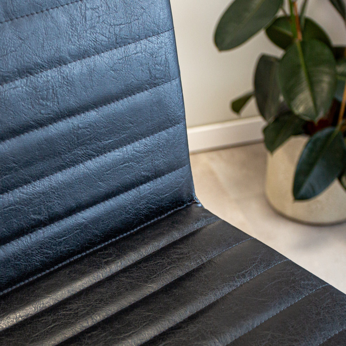 Barhocker Kuba Dimehouse Schwarz LxBxH 93x58x53 Kunstleder Stimmungsvolles Fotodetail