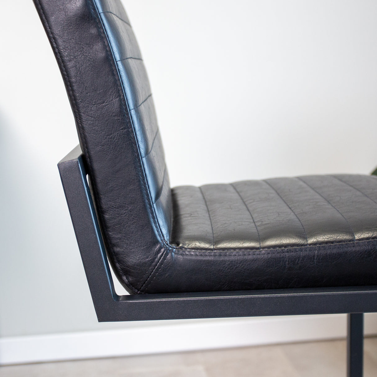 Barhocker Kuba Dimehouse Schwarz LxBxH 93x58x53 Kunstleder Atmosphärenfoto anders