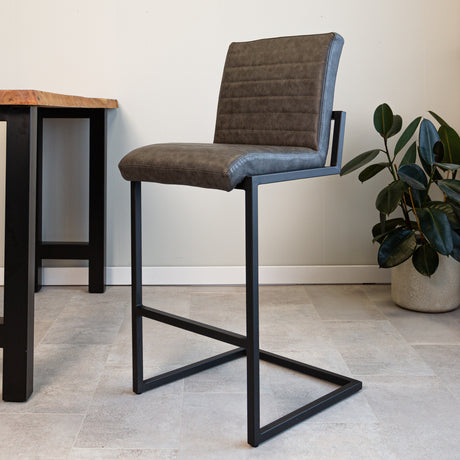 Barhocker Kuba Dimehouse Anthrazit LxBxH 93x58x53 Kunstleder Stimmungsvolles Foto schräge Vorderansicht