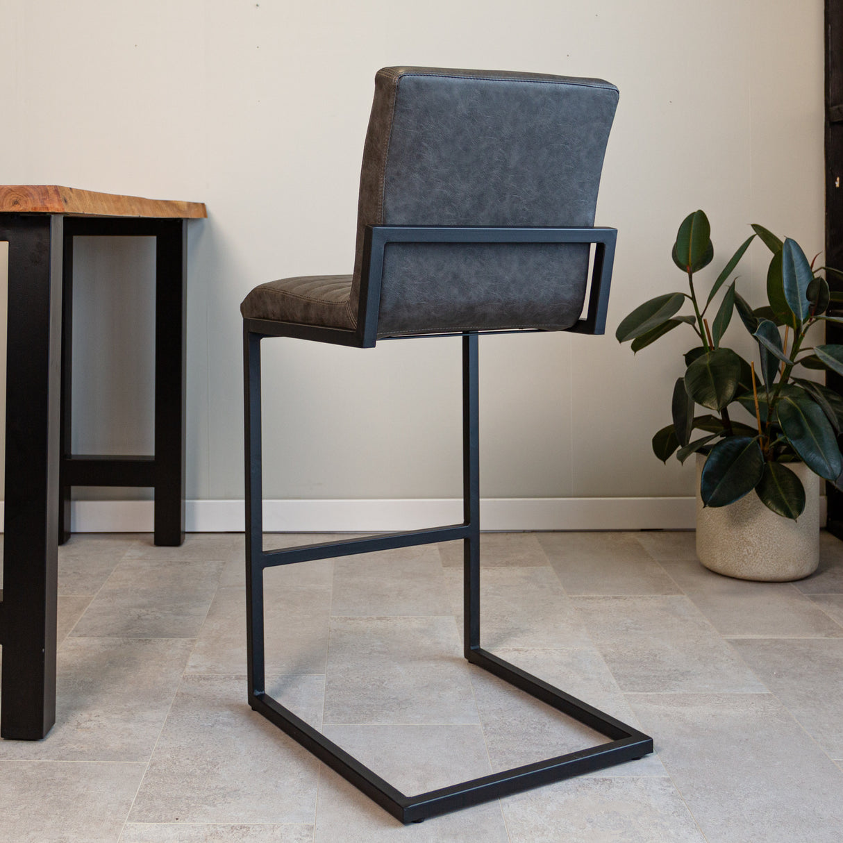 Barhocker Kuba Dimehouse Anthrazit LxBxH 93x58x53 Kunstleder Stimmungsvolle Fotodiagonale Rückansicht