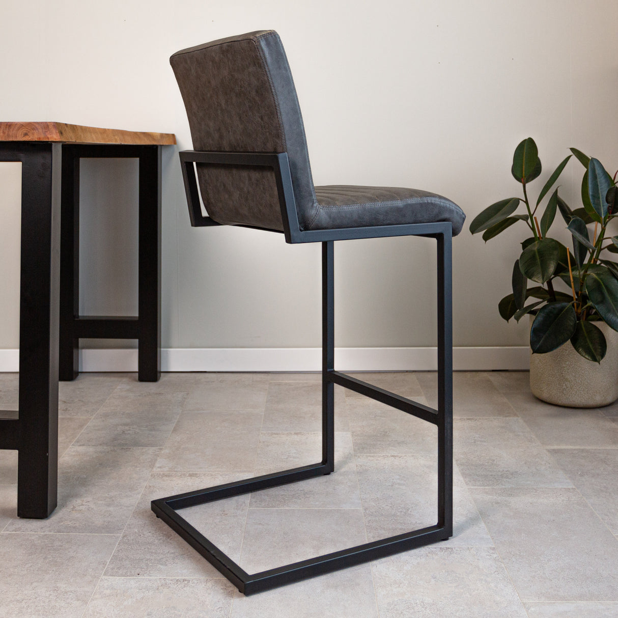 Barhocker Kuba Dimehouse Anthrazit LxBxH 93x58x53 Kunstleder Stimmungsvolle Fotodiagonale Rückansicht