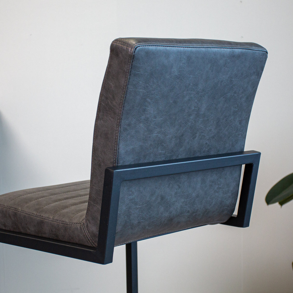 Barhocker Kuba Dimehouse Anthrazit LxBxH 93x58x53 Kunstleder Stimmungsvolles Fotodetail