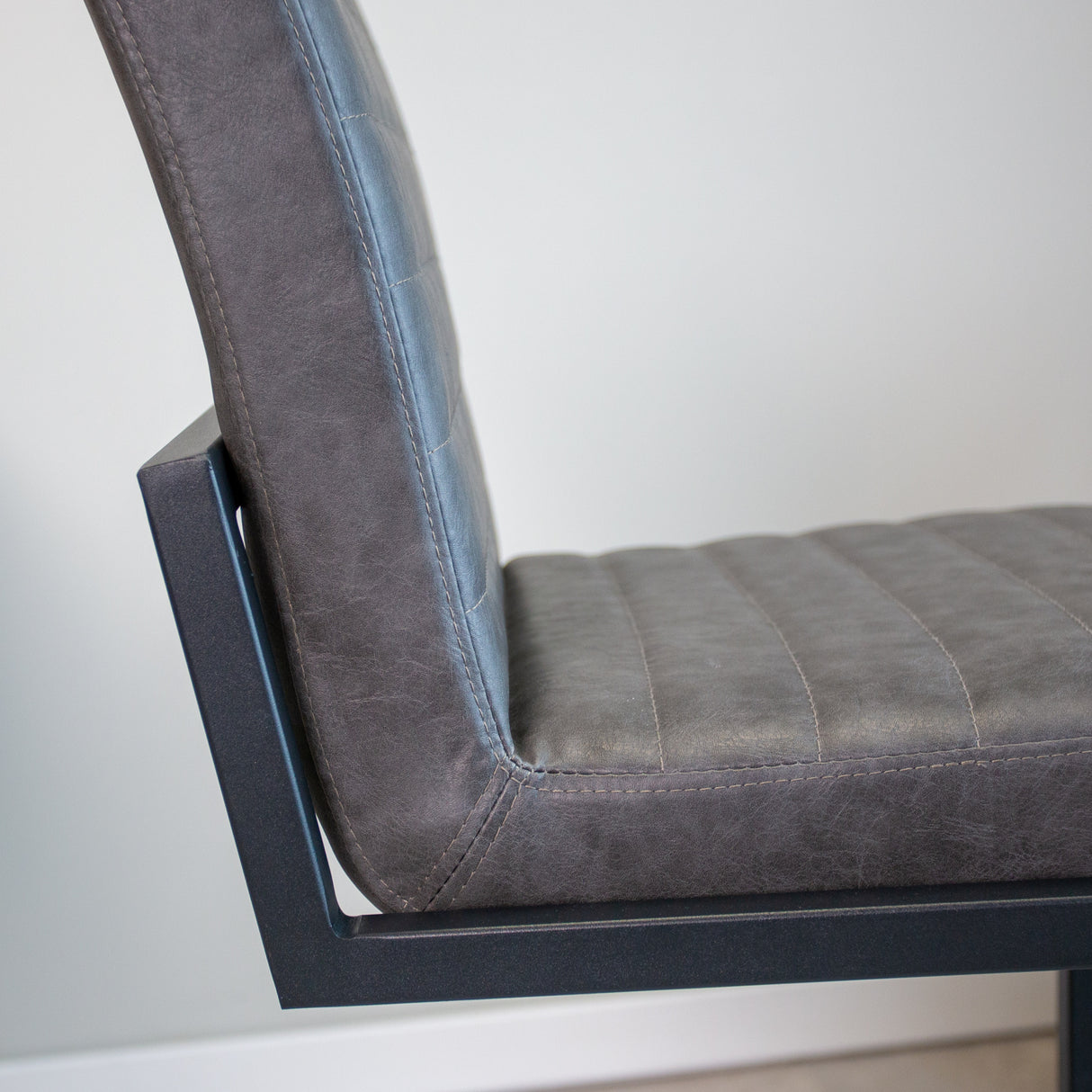 Barhocker Kuba Dimehouse Anthrazit LxBxH 93x58x53 Kunstleder Atmosphärenfoto anders