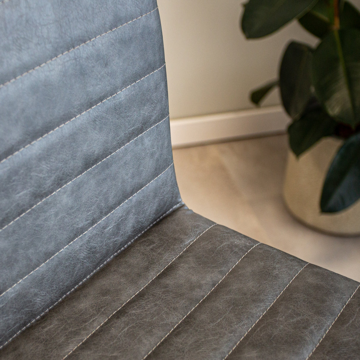 Barhocker Kuba Dimehouse Anthrazit LxBxH 93x58x53 Kunstleder Stimmungsvolles Fotodetail