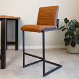 Barhocker Kuba Dimehouse Cognac LxBxH 72x69x54 Kunstleder Stimmungsvolles Foto schräge Vorderansicht