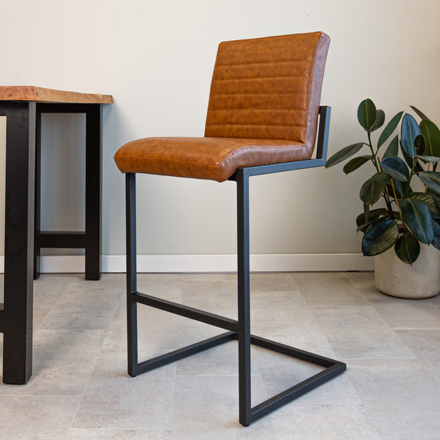 Barhocker Kuba Dimehouse Cognac LxBxH 72x69x54 Kunstleder Stimmungsvolles Foto schräge Vorderansicht
