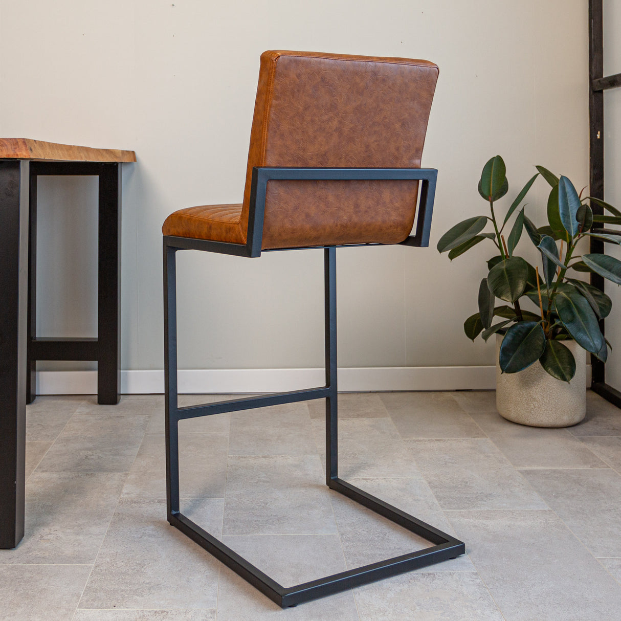 Barhocker Kuba Dimehouse Cognac LxBxH 72x69x54 Kunstleder Stimmungsvolles Foto diagonale Rückansicht
