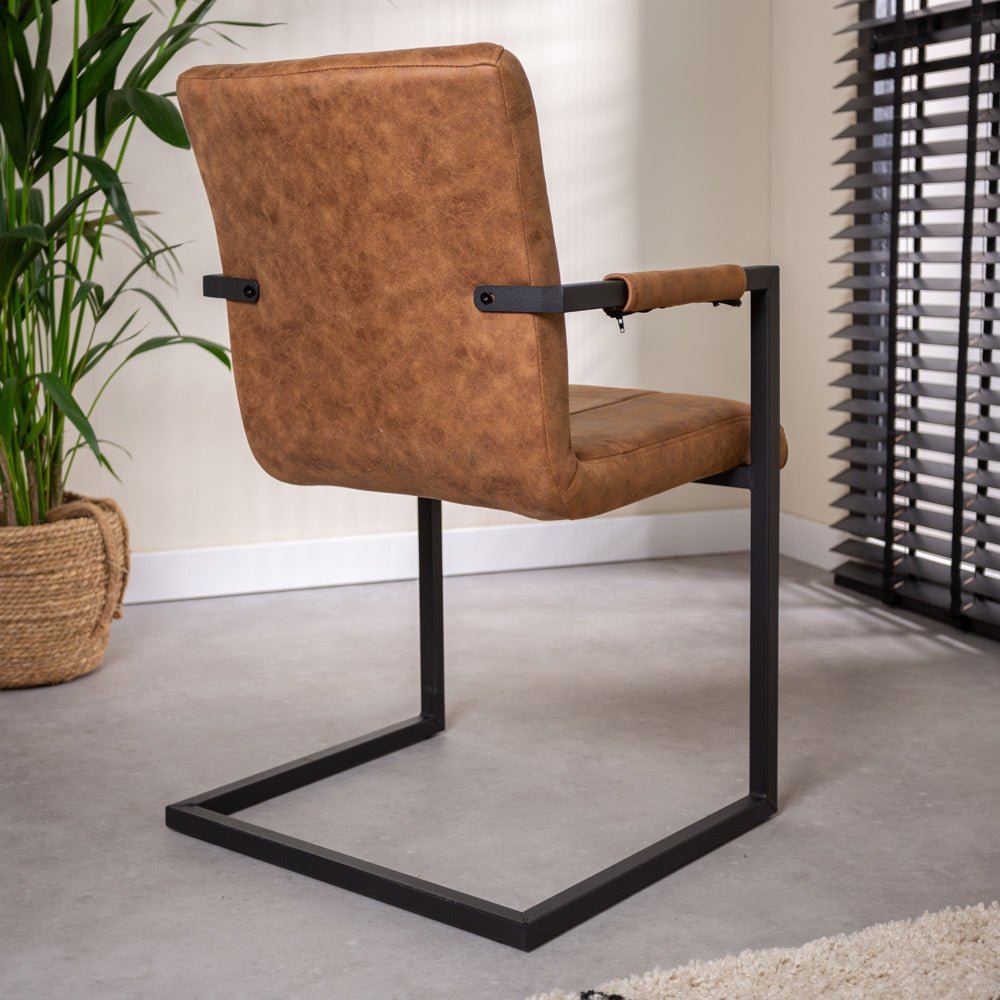 Esszimmerstuhl Jackson Dimehouse Cognac LxBxH 71x58x54 Stoff Stimmungsvolles Foto diagonale Rückansicht