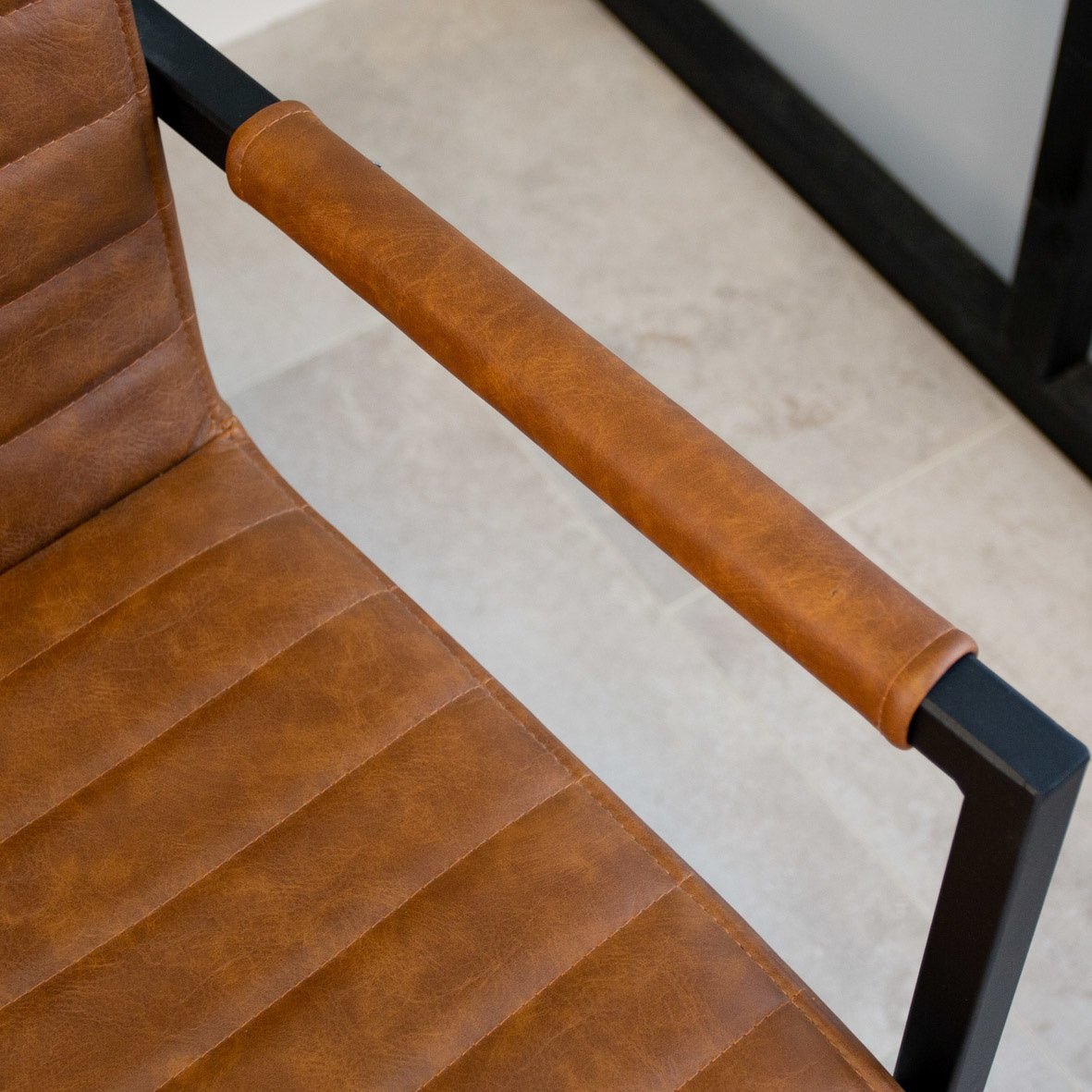 Esszimmerstuhl Kuba Dimehouse Cognac LxBxH 71x59x58 Kunstleder Stimmungsfoto Detail