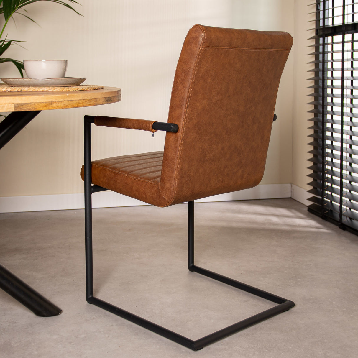 Esszimmerstuhl BHs Dimehouse Cognac LxBxH 73x59x58 Kunstleder Stimmungsvolles Foto diagonale Rückansicht