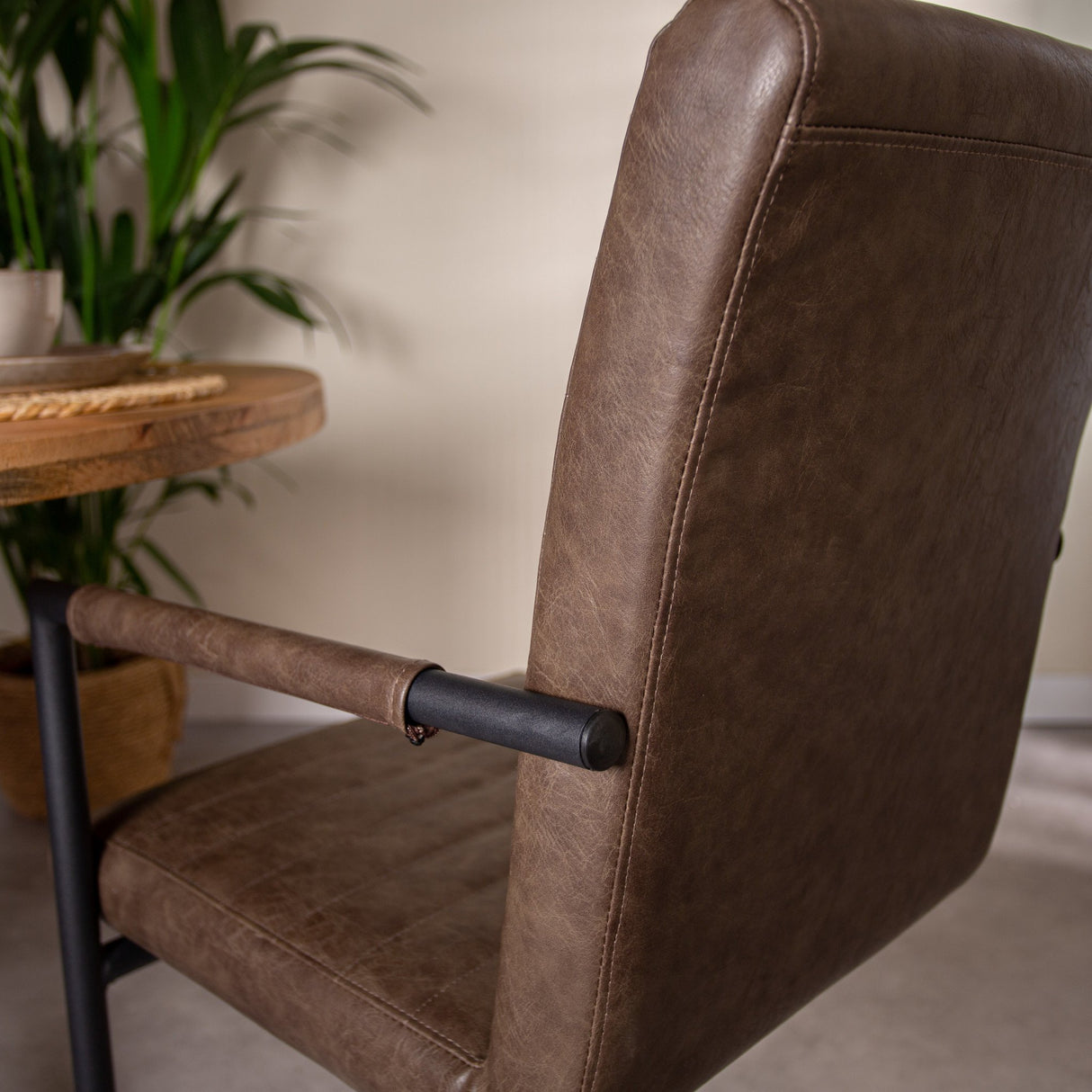 Esszimmerstuhl BHs Dimehouse Taupe LxBxH 73x59x58 Kunstleder Stimmungsvolles Fotodetail