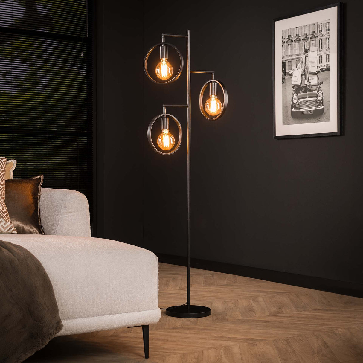 Stehleuchte Fabiola DH Interior Anthrazit LxBxH 61x61x12 Metall Stimmungsvolles Foto diagonale Vorderansicht
