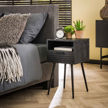 Nachttisch Hazel DH Interior Mango LxBxH 41x41x31 Mangoholz Stimmungsvolles Foto diagonal von vorne