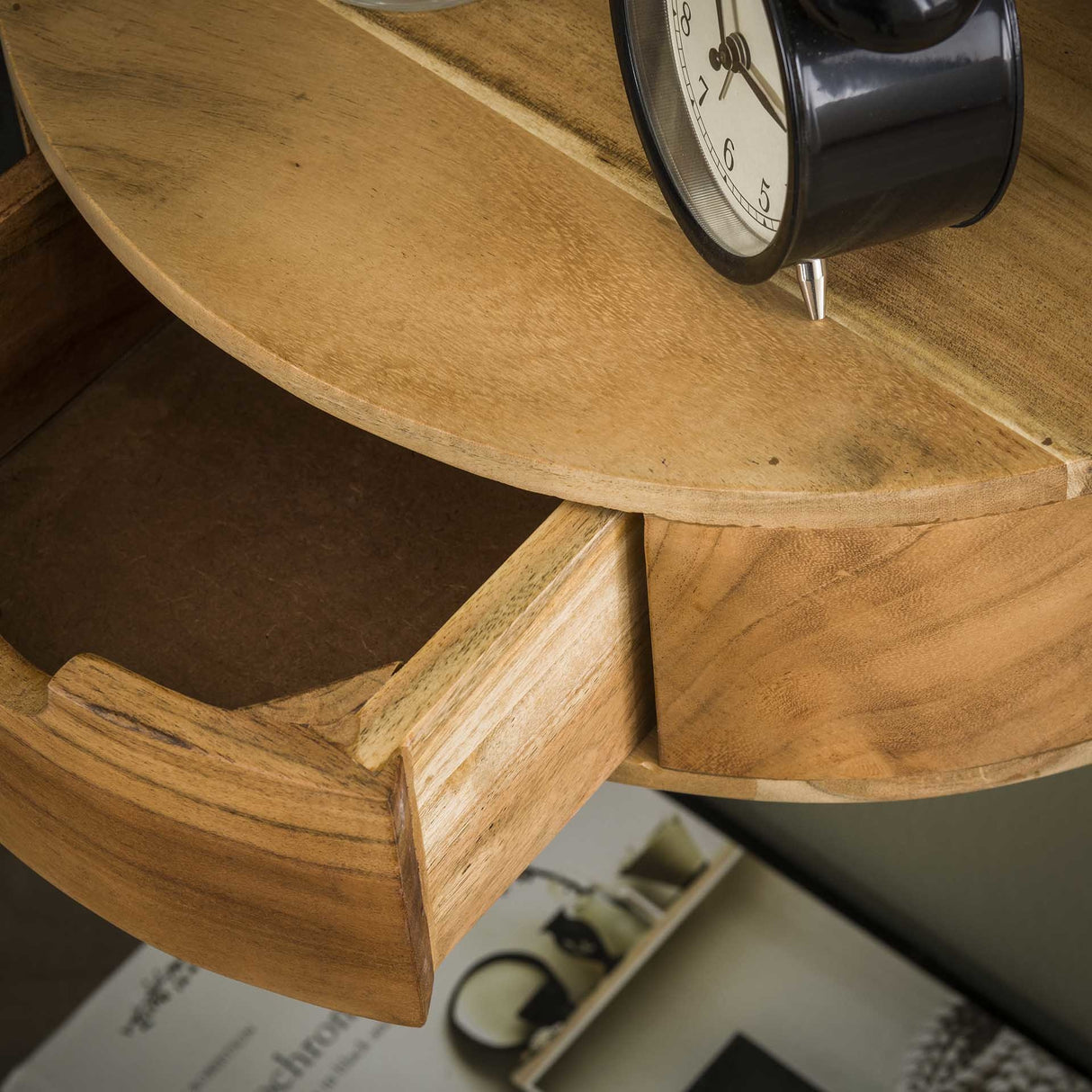 Nachttisch Noa DH Interior Akazie LxBxH 40x20x12 Akazienholz Stimmungsvolles Foto diagonale Vorderansicht